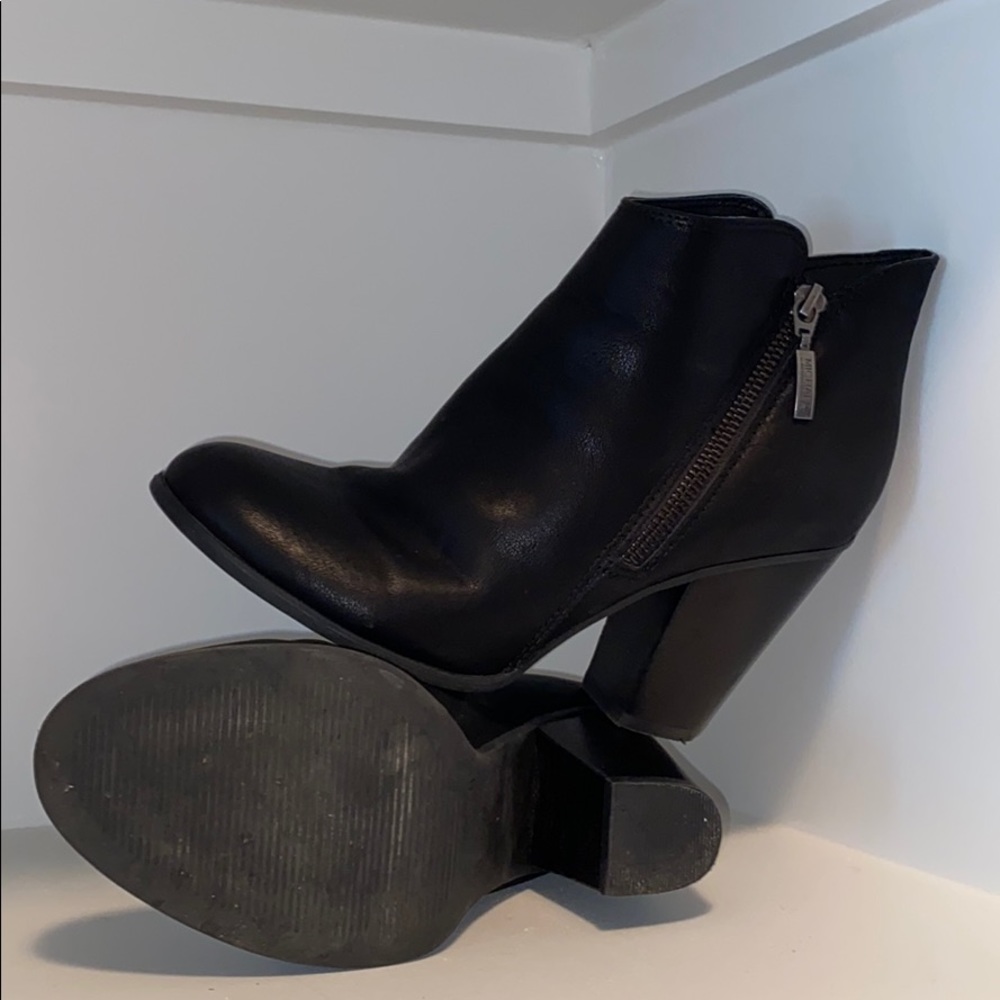 Black heeled booties !